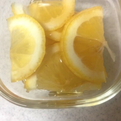 国産レモンを売っていたので、作ってみました。半分だとおさまりもいいですね。明日レモンティーにしようかと思います。